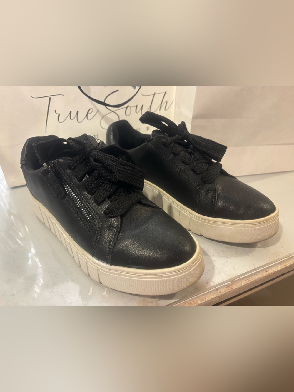 Clarks Mykah Joy Sneakers size 9